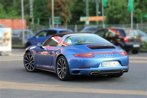 Teminė nuotrauka: keičiama automobilio spalva