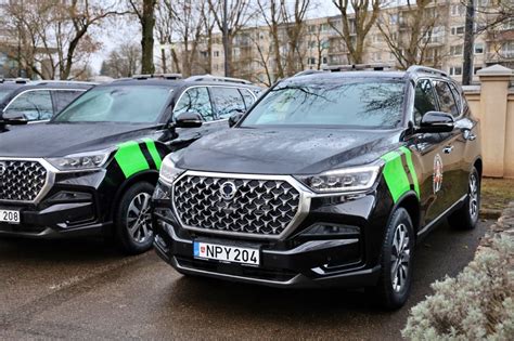 Modernūs visureigiai „Toyota Land Cruiser“ ir „KGM Rexton“ VSAT Centrinės įstaigos kieme