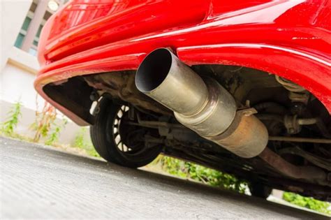 Tematinė nuotrauka, vaizduojanti automobilio išmetimo sistemą su katalizatoriumi