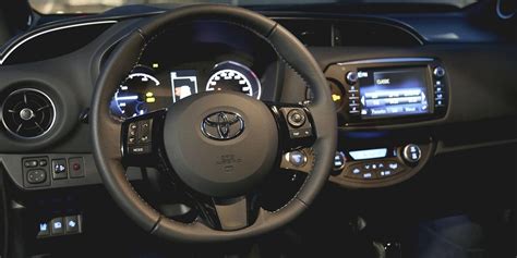 Toyota Yaris interjero nuotrauka su daug daiktadėžių