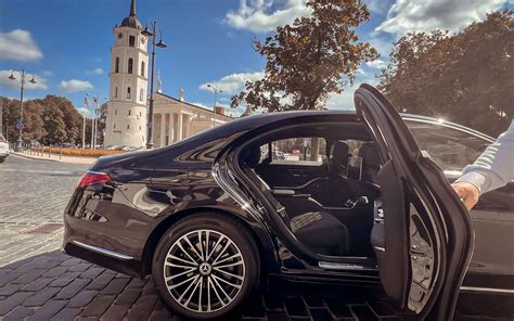 automobilio nuoma Ispanijoje, turistai prie nuomoto automobilio