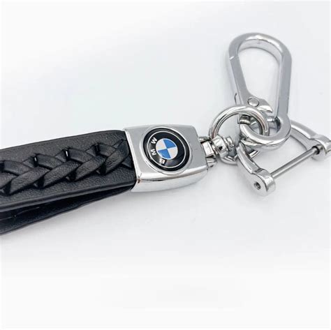 Teminė nuotrauka: stilingas metalinis arba odinis BMW raktų pakabukas su lazeriu išgraviruotu logotipu ir tekstu.