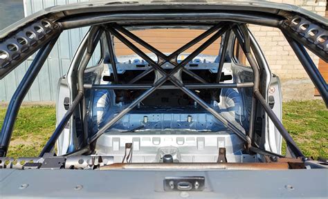 Saugos lankai sportiniame automobilyje