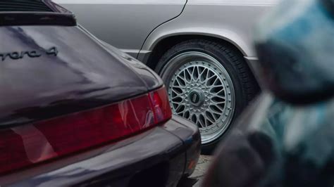 Infografika, rodanti automobilių kainų pasiskirstymą ir dinamiką