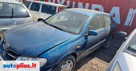 Tematinė nuotrauka su Nissan Almera automobiliu ir įspėjamuoju ženklu