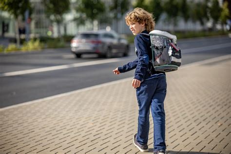 Teminė nuotrauka: vairuotojas palaiko saugų atstumą kelyje