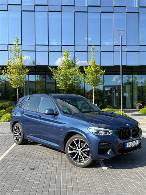 Naujojo BMW X3 išorės dizaino apžvalga, akcentuojant priekinius ir galinius žibintus bei ratlankius