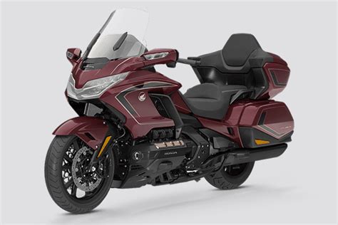 Thematinė nuotrauka su Honda Gold Wing motociklu kelionėje