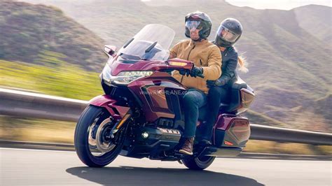 Thematinė nuotrauka su „Gold Wing“ motociklu ir kitų kelioninių motociklų palyginimas