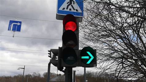 Šviesoforas su degančia papildoma sekcija
