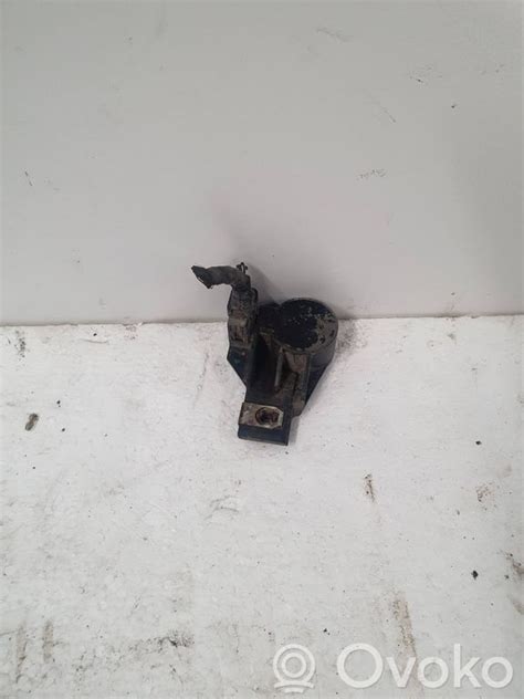 Apsauginio fiksatoriaus vieta po Opel Zafira priekiniu dangčiu