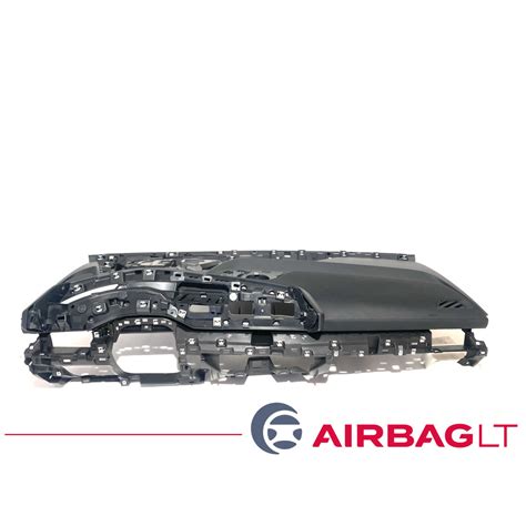 pažeista automobilio panelė po airbag suveikimo