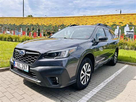 Subaru Outback automobilio vaizdas iš šono, demonstruojantis jo didelę prošvaisą ir universalumo bruožus