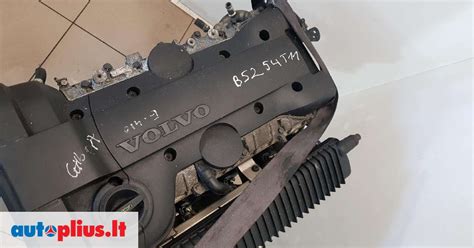 Schematinis Volvo S80 variklio skyriaus vaizdas, rodantis lengvai prieinamas technines dalis
