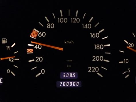 Teminis paveikslėlis, iliustruojantis automobilio odometro klastojimą ir teisines pasekmes