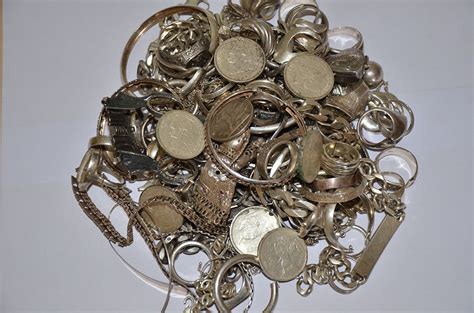 Sumažinta schema, vaizduojanti katalizatoriaus sandarą: metalinis korpusas su korėta struktūra, kurioje nusėdę taurieji metalai