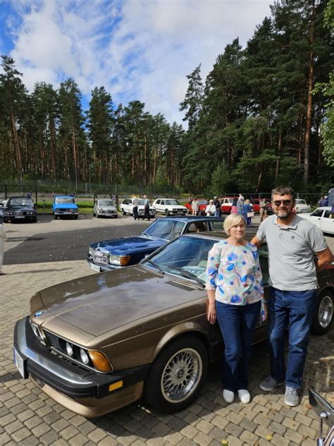 istorinės Ženevos automobilių parodos nuotraukos, pabrėžiančios jos mastą ir populiarumą