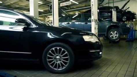 Teminė nuotrauka, vaizduojanti klientą, apžiūrintį naudotą automobilį automobilių salone