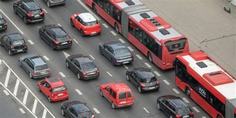 Tematinis paveikslėlis, iliustruojantis oro taršą ir transporto priemones