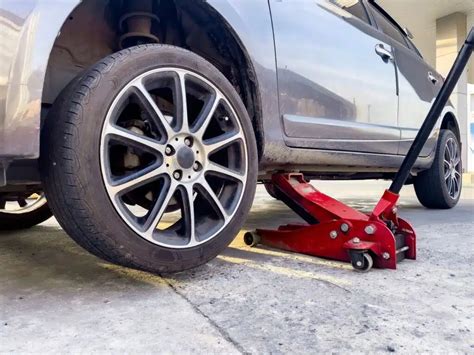 automobilio pakėlimas domkratu ir stabilizavimas stovais