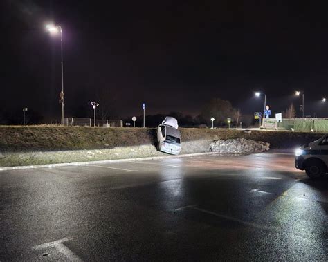 Saugus automobilio pastatymas kelio pakraštyje su įjungtais avariniais žibintais