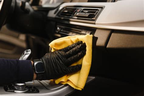 Nuotrauka, iliustruojanti automobilio salono valymą