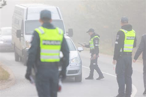 Nuotrauka, iliustruojanti cigarečių dūmus automobilyje