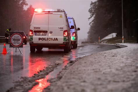 Policijos automobilio su įjungtais švyturėliais nuotrauka
