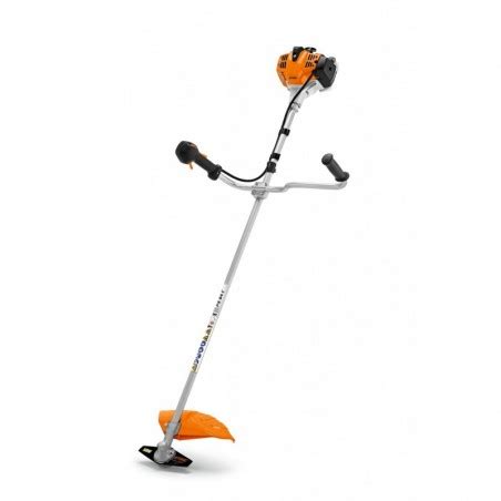 Tematinė nuotrauka: STIHL benzininis trimeris darbe, pjaunantis aukštą žolę