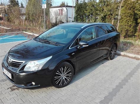 Toyota Avensis T27 važiuojantis keliu