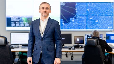 Oro navigacijos operatoriai darbe, stebintys oro eismo srautus