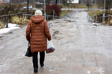 infografika: nelaimingų atsitikimų pakeliui į darbą statistika žiemos laikotarpiu