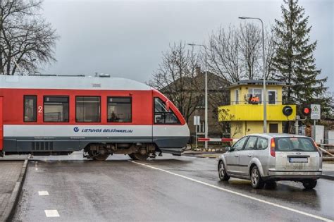 Sustojimas ir stovėjimas prie geležinkelio pervažos