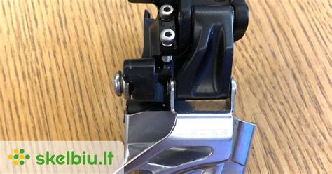 Nuotrauka, vaizduojanti Shimano priekinį pavarų perjungėją ant dviračio rėmo.