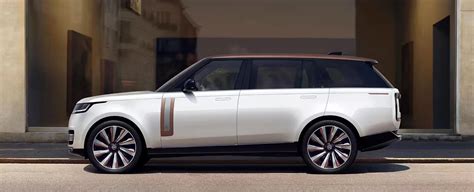 „Range Rover SV Ultra“ interjeras su šviesiu dvispalviu salonu ir natūralios medienos apdaila