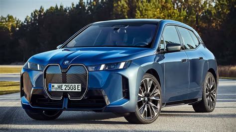 BMW iX interjero nuotrauka su išlenktu ekranu