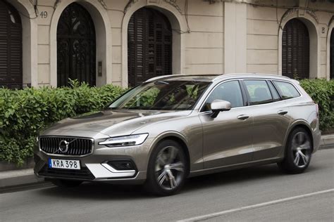 Lentelė su pasirinktų Volvo V60 dyzelinių modelių degalų sąnaudomis ir CO2 emisija