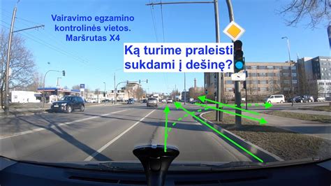 Nuotrauka, vaizduojanti praktinio vairavimo egzamino situaciją mieste