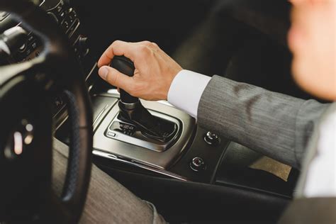 Mechanikas tikrina automobilio vairo sistemą