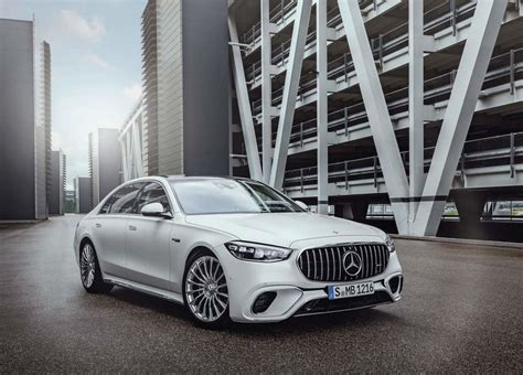infografika su „Mercedes-Benz“ variklių evoliucija nuo atmosferinių V8 iki šiuolaikinių biturbo agregatų