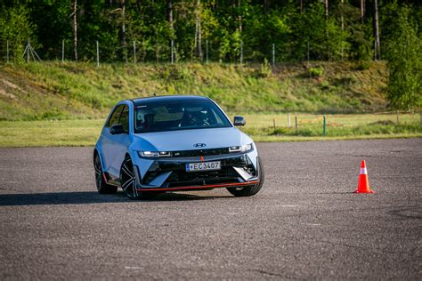 Automobilio važiuojant posūkyje