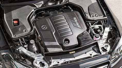 Teminis automobilio variklio skyriaus su dujų įranga nuotrauka