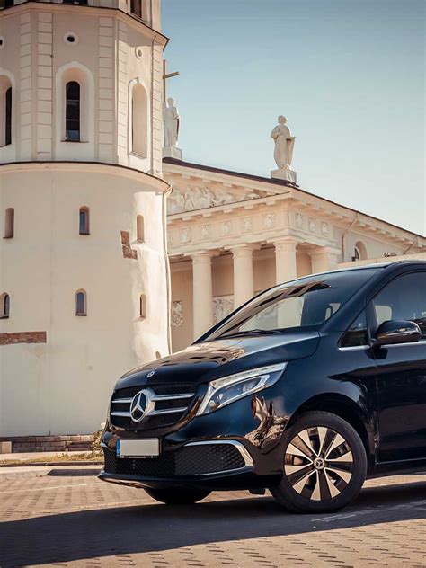 Tematinė nuotrauka su prabangiu Mercedes-Benz automobiliu ir vairuotoju