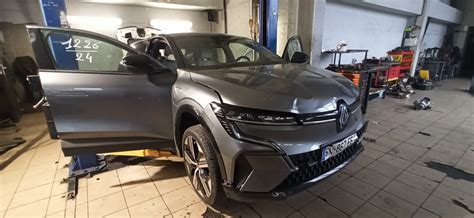 „Renault Megane“ variklio skyriaus ir elektronikos komponentų nuotraukos