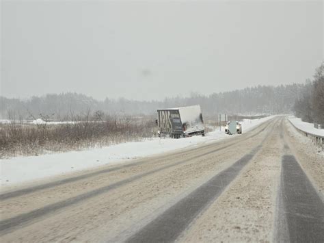 Sunkvežimis nuvažiavęs nuo kelio, nuvirtęs šalikelėje