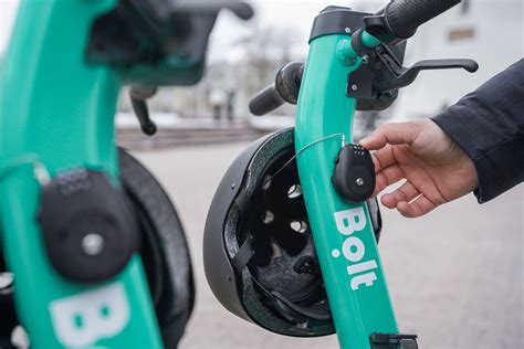 Nuotrauka: motociklininkas ir keleivis su šalmais