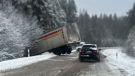 Tematinė nuotrauka: rūkas kelyje ir automobilio avarija