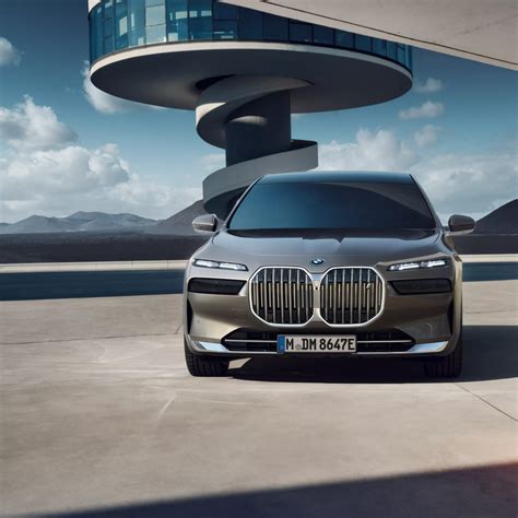 Elegantiškas BMW F10 dizainas, pabrėžiantis priekinės dalies rafinuotumą ir dinamiškas linijas.