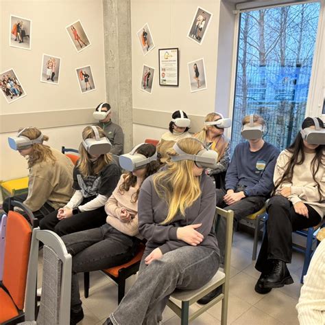 Salono vaizdas iš vairuotojo pozicijos, demonstruojantis modernią ir ergonomišką aplinką.