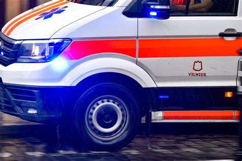 Teminė nuotrauka: policijos automobilis, medikai ir ugniagesiai avarijos vietoje